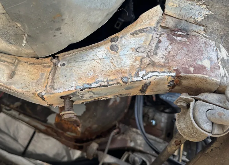 Front chassis rail of the E30 with new steel welded in