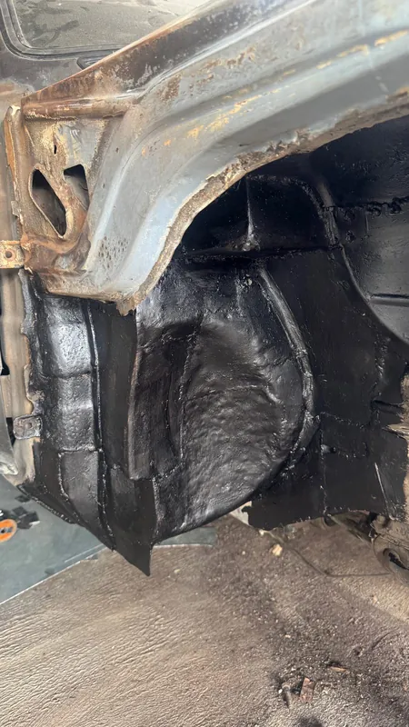 E30 inner wing and wheel arch coated black