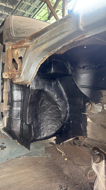 E30 inner wing coated black, rusty edge above