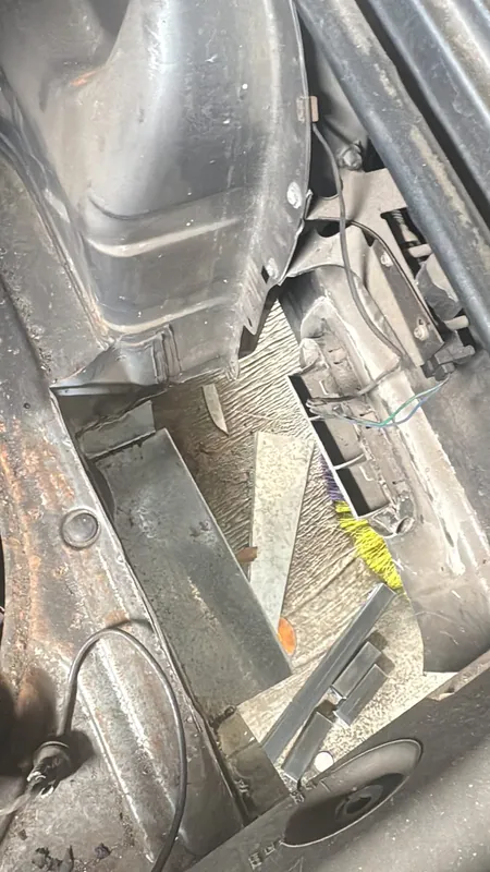 Inner wheel arch and footwell structure of the E30