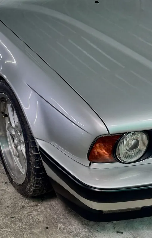 Front wing, indicator and quad headlight of the silver E34