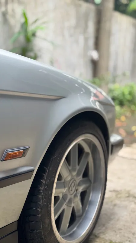Front wing, side marker and alloy wheel of the silver E34