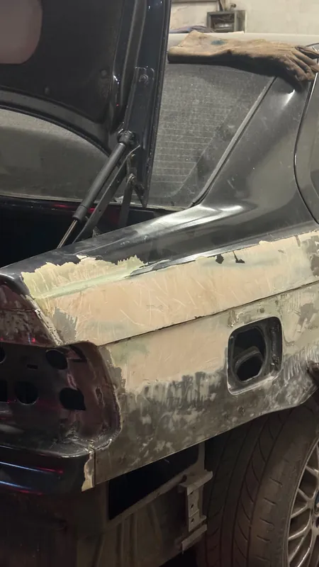 E36 rear quarter with filler around the fuel flap recess