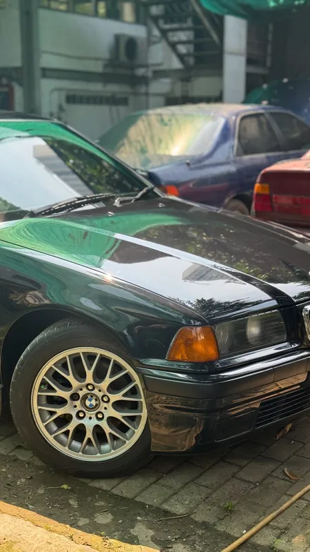 Front wing, indicator and wheel of the finished black E36