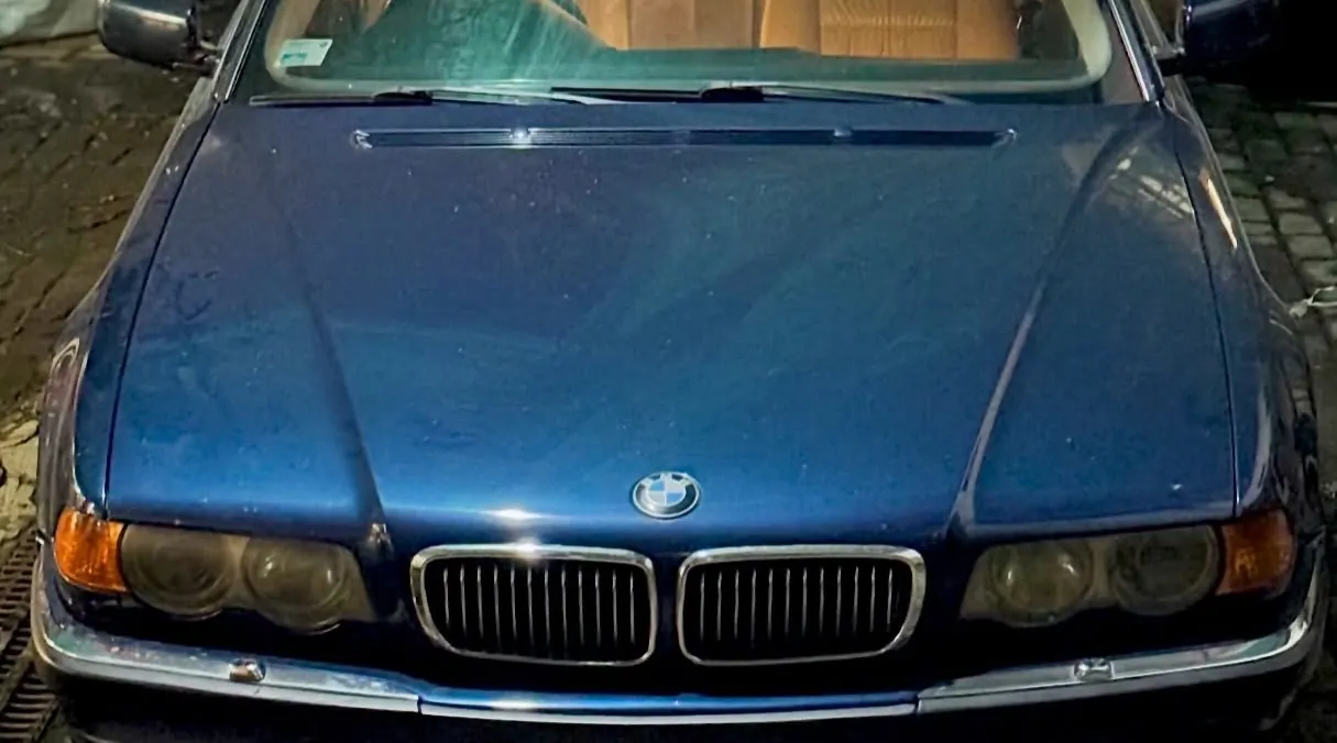 Dark blue BMW E38 728i from the front, bonnet and kidney grille