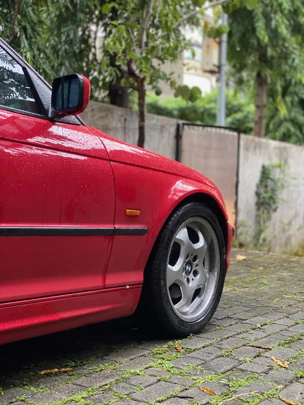 Red E46 front wing, side indicator and wheel