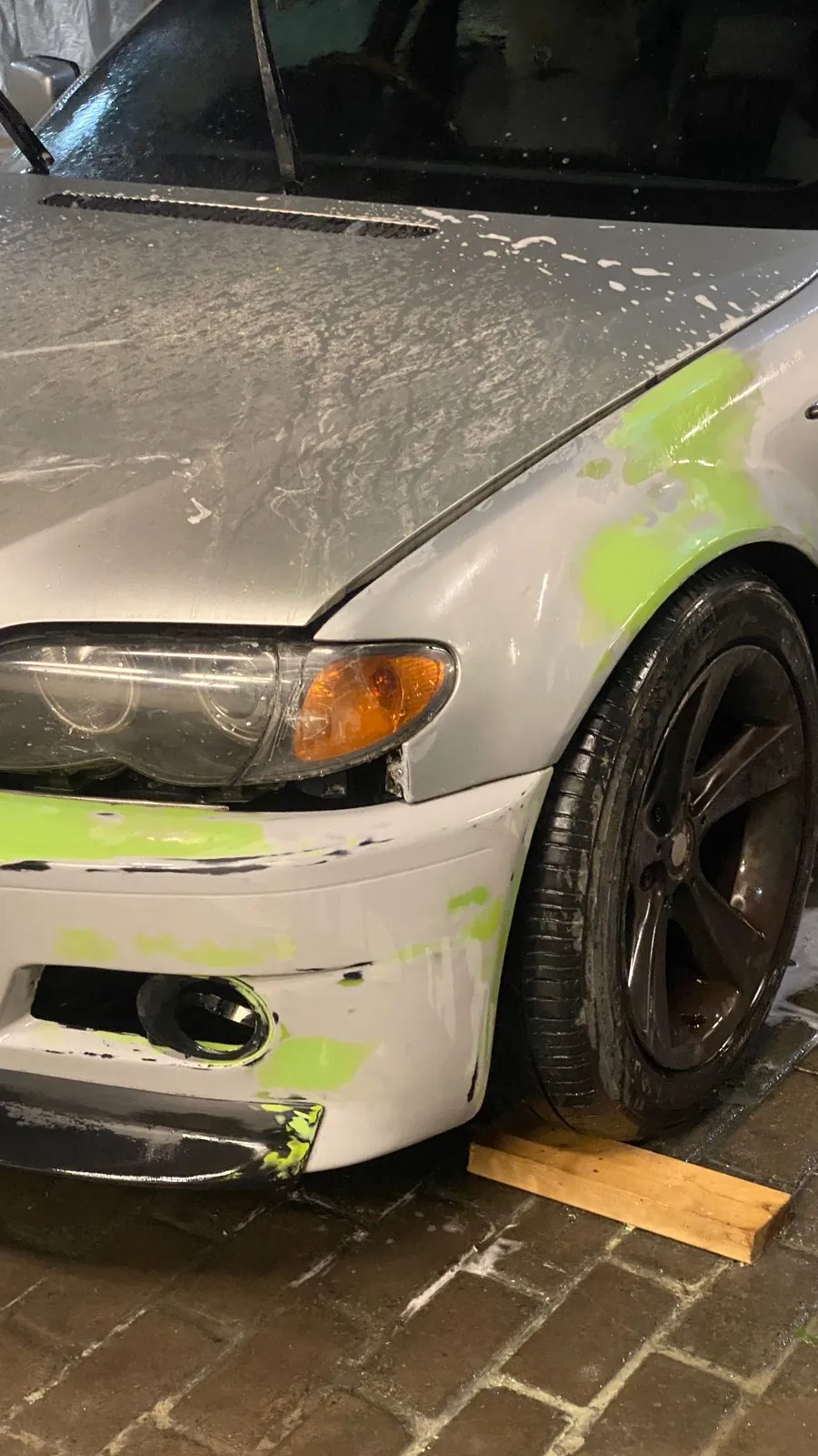 Front wing and bumper corner of E46 with green filler and bare patches