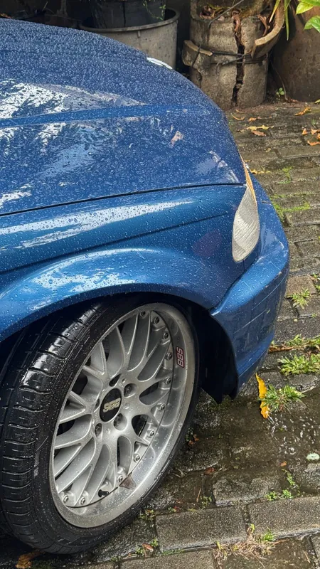 Front wing, side indicator and mesh wheel of the blue E46 coupe