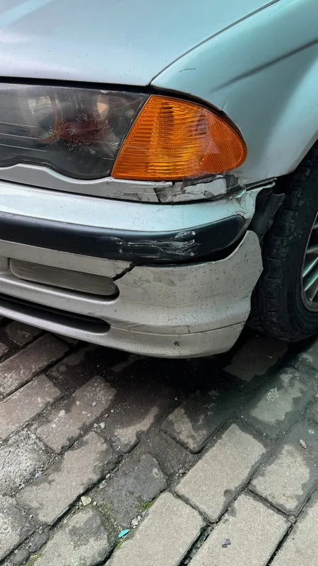 Front bumper corner of the silver E46 with a crack and a scrape