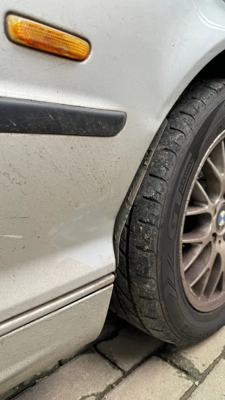 Side marker and moulding above the mesh wheel
