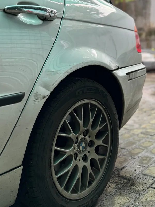 Rear door and wheel arch of the silver E46 with a dent