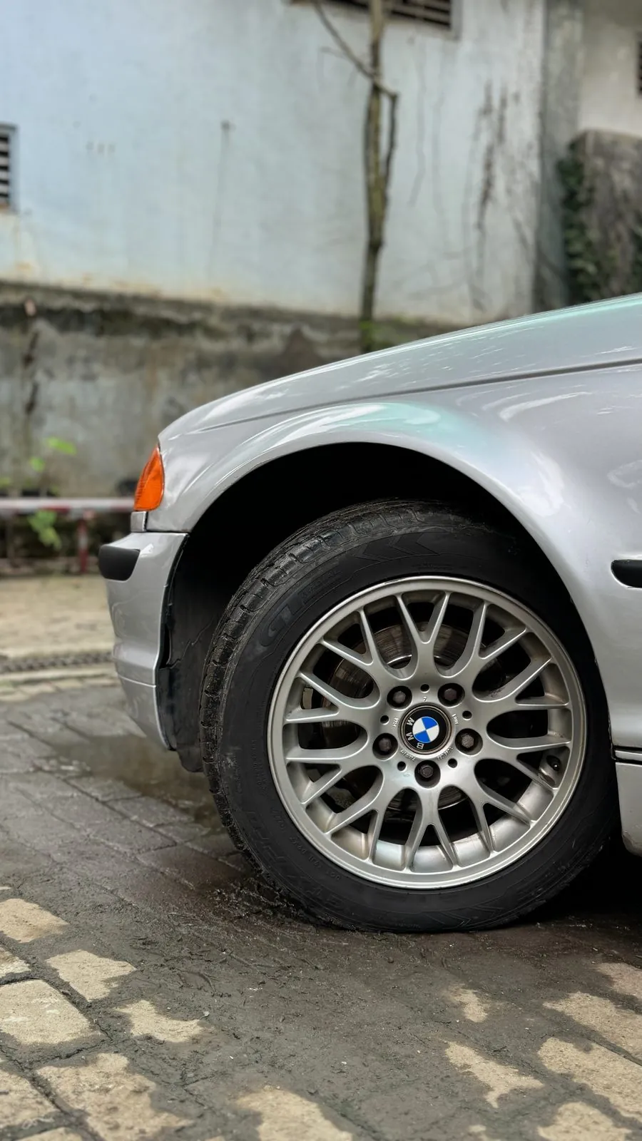 Front wing and BMW mesh wheel of the silver E46