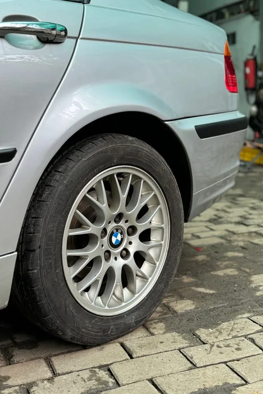 Door, rear quarter and mesh wheel of the silver E46