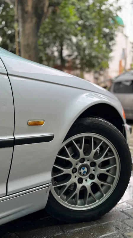 Front wing, side marker and mesh wheel of the silver E46