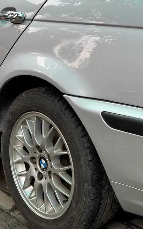 Rear door, wing and mesh wheel of the silver E46