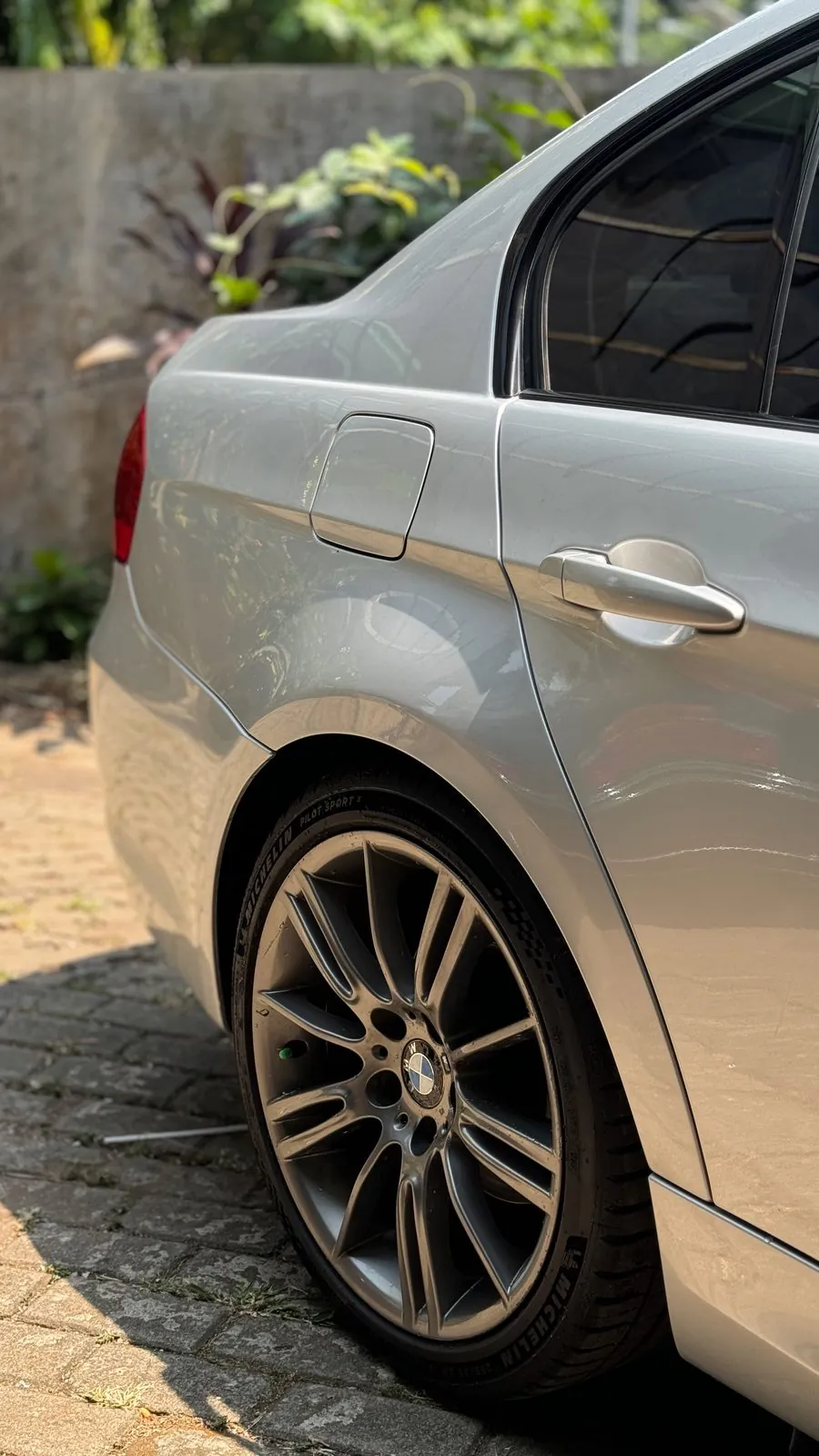 Rear quarter and star-spoke alloy of the finished silver E90 LCI