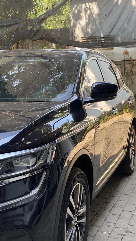 Dark blue SUV front wing and headlight with a crease in the bumper