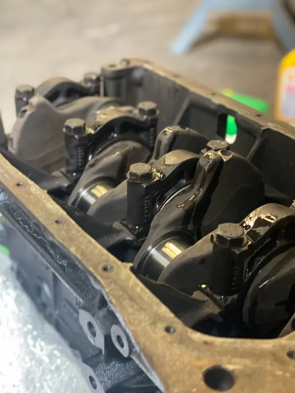 Crankshaft and main bearing caps in an open engine block