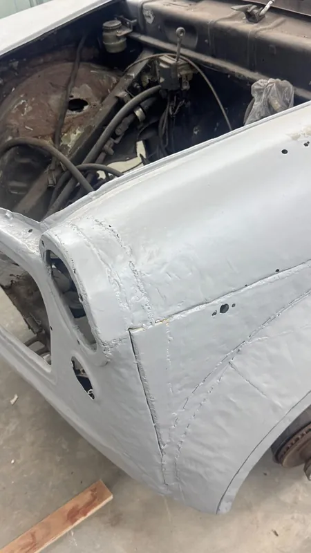 Front wing and bonnet area of the Fiat in grey primer