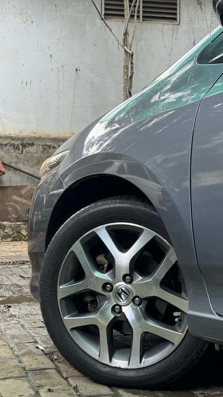 Alloy wheel and front arch of the grey Honda City