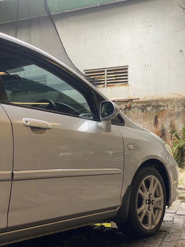Door and rear wing of the silver Honda City