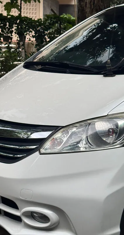 Front corner and grille of the white Honda Freed