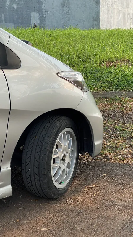 Alloy wheel and front arch of the silver MPV