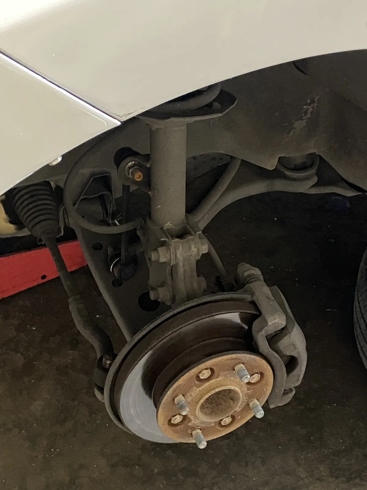 Daihatsu Xenia brake disc and hub with the wheel off